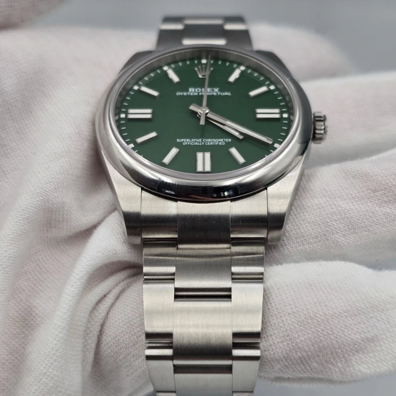 2025 PAPERS Rolex Oyster Perpetual 41mm Green Stainless Steel 124300 BOX