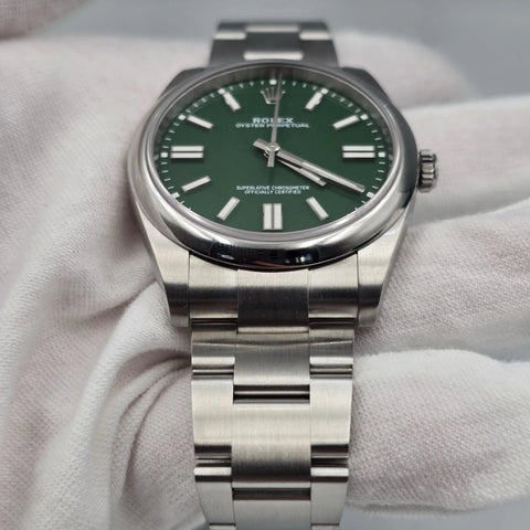 2025 PAPERS Rolex Oyster Perpetual 41mm Green Stainless Steel 124300 BOX