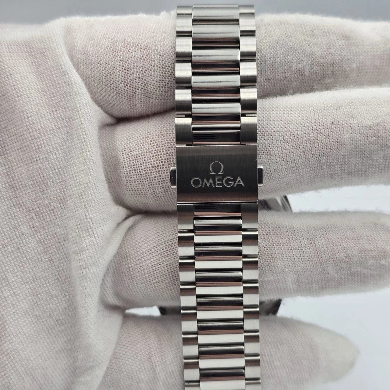 PAPERS 2025 Omega Seamaster Aqua Terra Black Dial 41mm 220.10.41.21.01.002 BOX