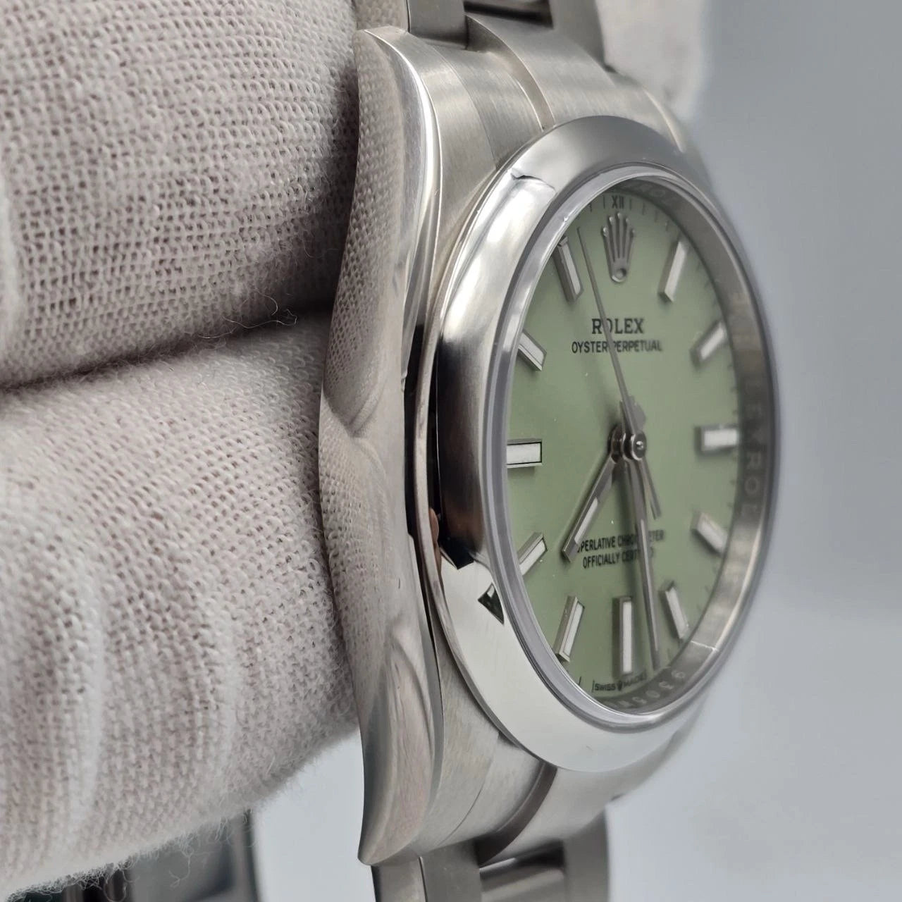 2025 NEW Rolex Oyster Perpetual Pistachio Dial 124200 Steel 34mm Watch UNWORN