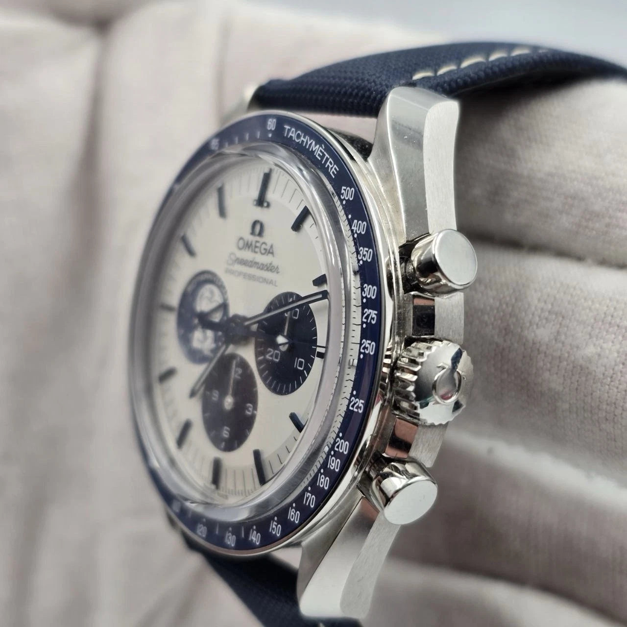 2022 OMEGA Speedmaster 50th Anniversary 310.32.42.50.02.001 Snoopy 42mm