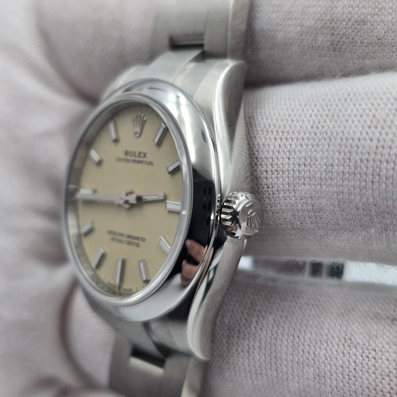 NEW 2025 Rolex Oyster Perpetual 31mm Beige Smooth Bezel Oyster 277200 UNWORN