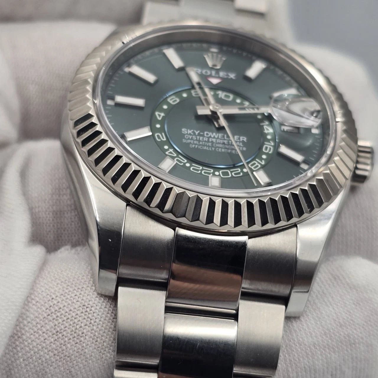 PAPERS 2025 Rolex Sky-Dweller Mint Green Oyster Fluted Bezel 42mm 336934 BOX