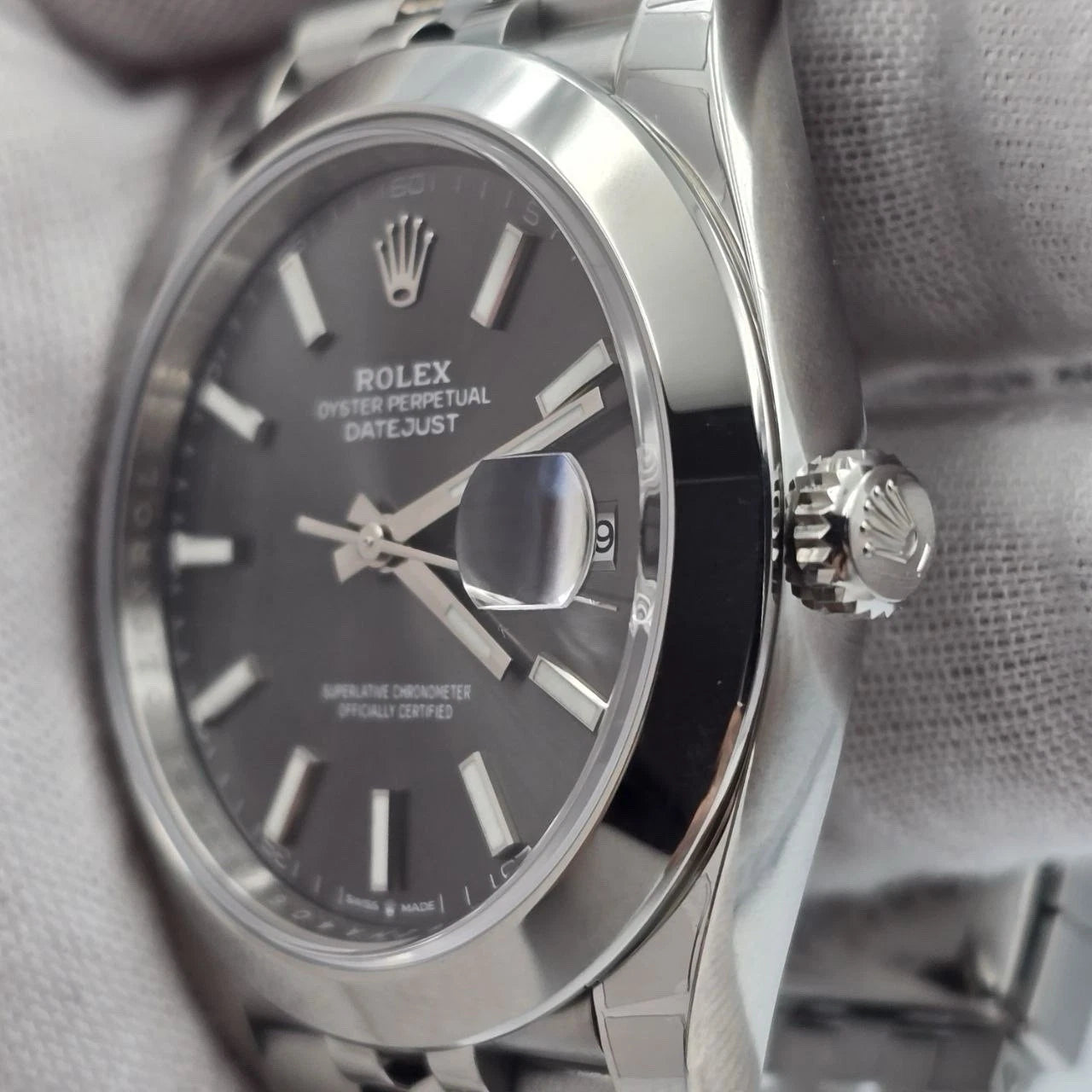 NEW 2025 Rolex Datejust 41mm Smooth Rhodium Dial Jubilee Bracelet 126300 UNWORN