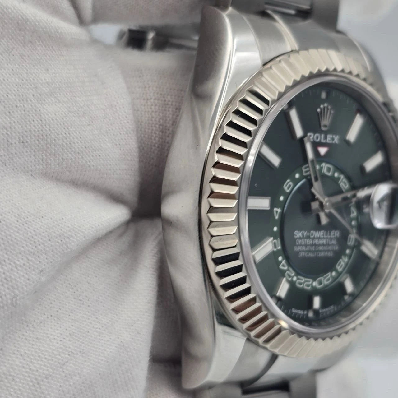 PAPERS 2025 Rolex Sky-Dweller Mint Green Oyster Fluted Bezel 42mm 336934 BOX