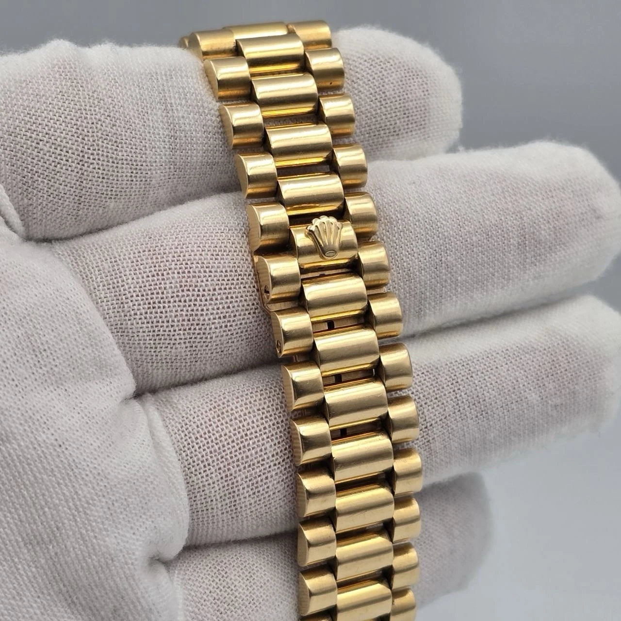 Rolex 18K Gold Day-Date President Gold Champagne Diamond Dial 36mm Watch 18238