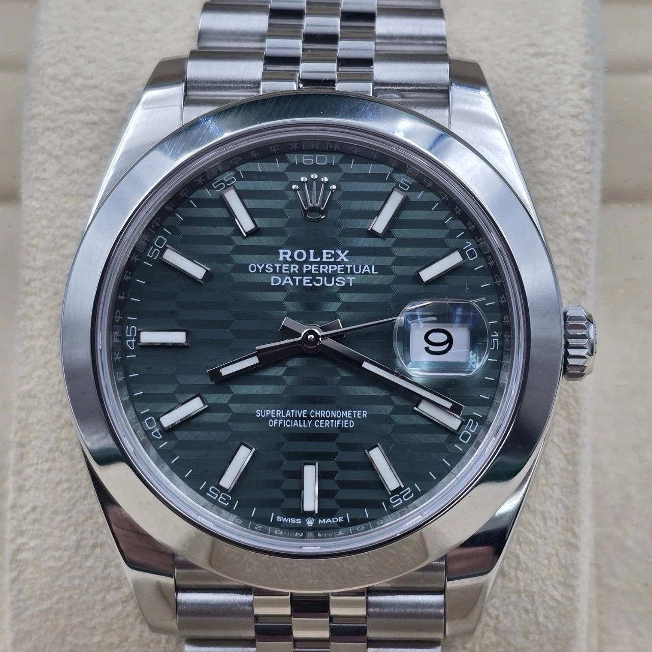 PAPERS 2023 MINT Rolex Datejust 41mm Smooth Green Motif Dial Jubilee 126300 BOX