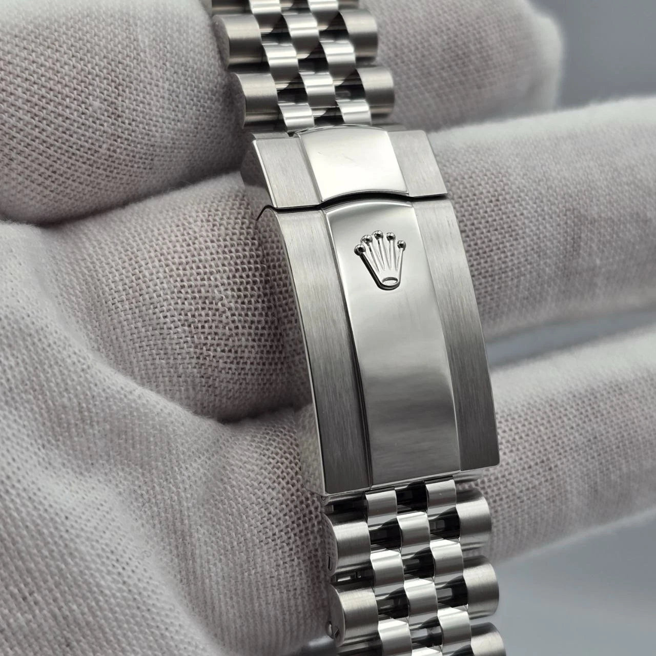 NEW 2025 Rolex Datejust 41mm Smooth Rhodium Dial Jubilee Bracelet 126300 UNWORN